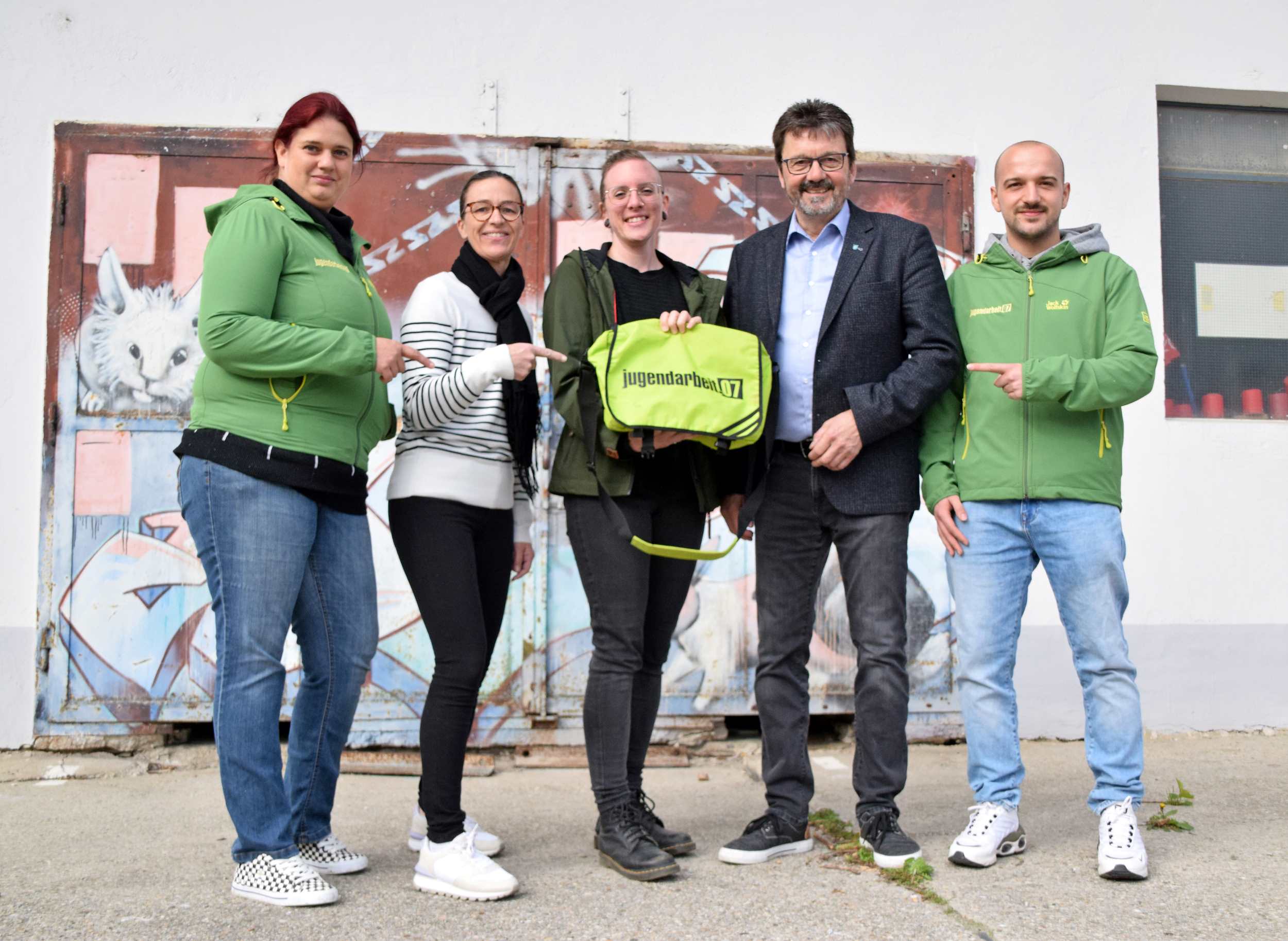 Die Sozialarbeiter Katherina Held(li) Verena Schober-Denk und  Günther Wasner (r) kümmern sich in Horn um Kids und Jugendliche. STR Barbara Stark und Bgm. Gerhard Lentschig unterstützen die Inititative aus vollem Herzen. Foto: Gabriele Hohenegger